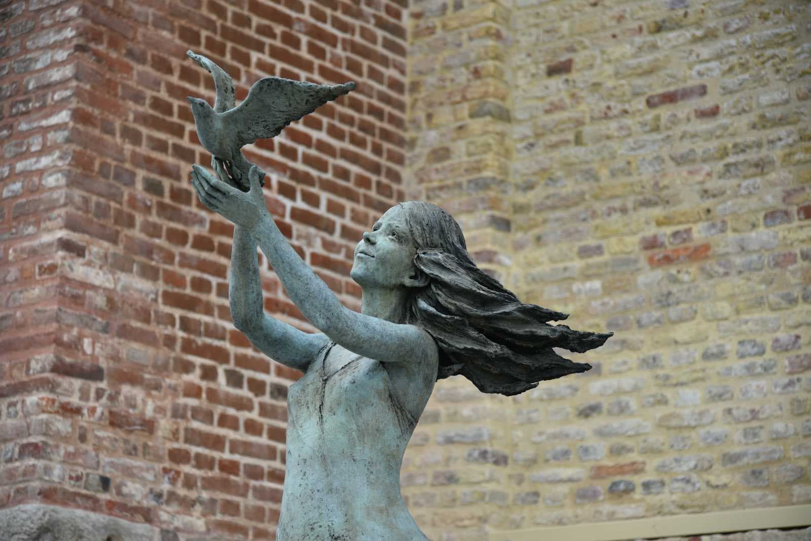 Move Fast, Break Nothing*: Feature Flags as Enabler of Continuous Deployment